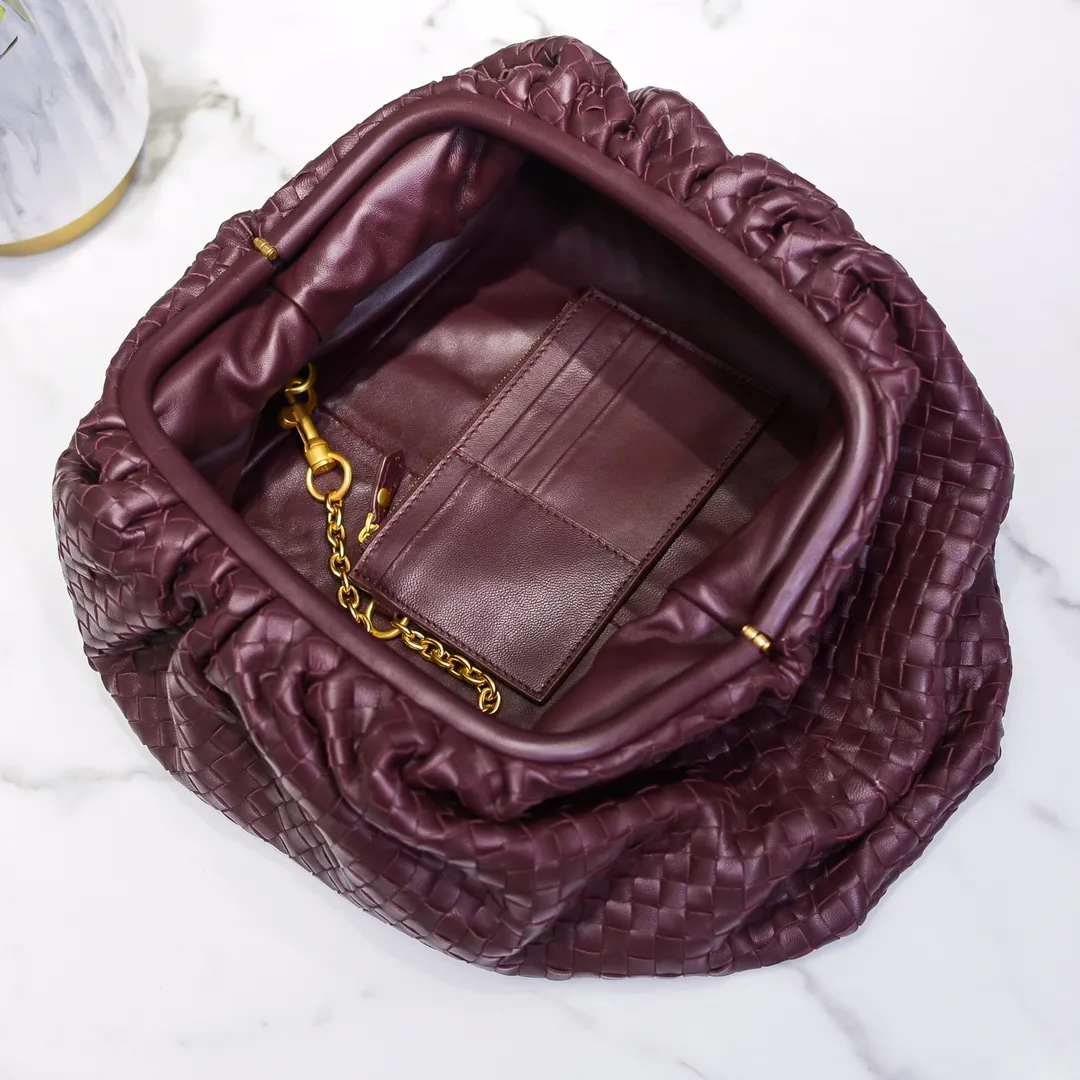 Real shot🔥🔥The counterattack of the popular Bottega Veneta started with this series of cloud bags, which went viral in the fashion circle and started a craze! Out of stock, out of stock, out of stock... One piece is hard to find, super hard to buy, regardless of age, season, or occasion. Very classy. Really, if you carry this on the road, it will turn heads! This is also the reason why this series is so expensive. Large size: 38*20*8.5cm [Big Cloud Weaving]